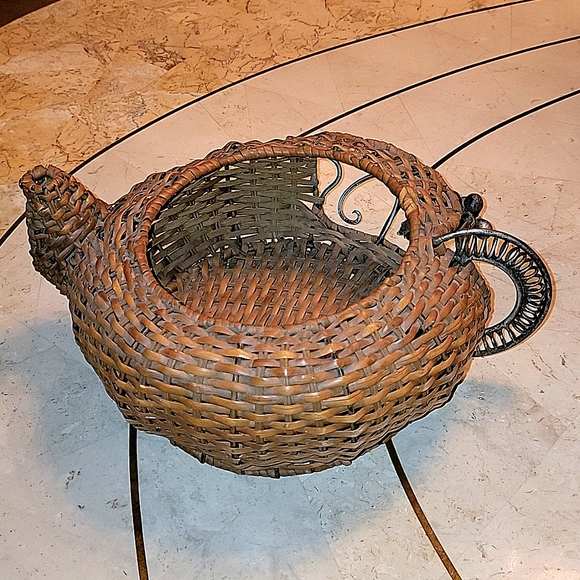 WICKER TEA POT BASKET WITH METAL FRAME, HANDLE & GRAPES - Picture 7 of 9